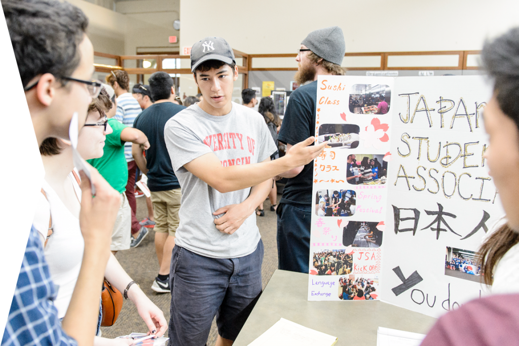 Students talking to Student Organization groups